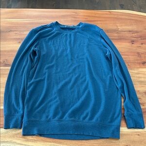 Kit and Ace soft Crewneck long sleeve top size small- fits like a medium